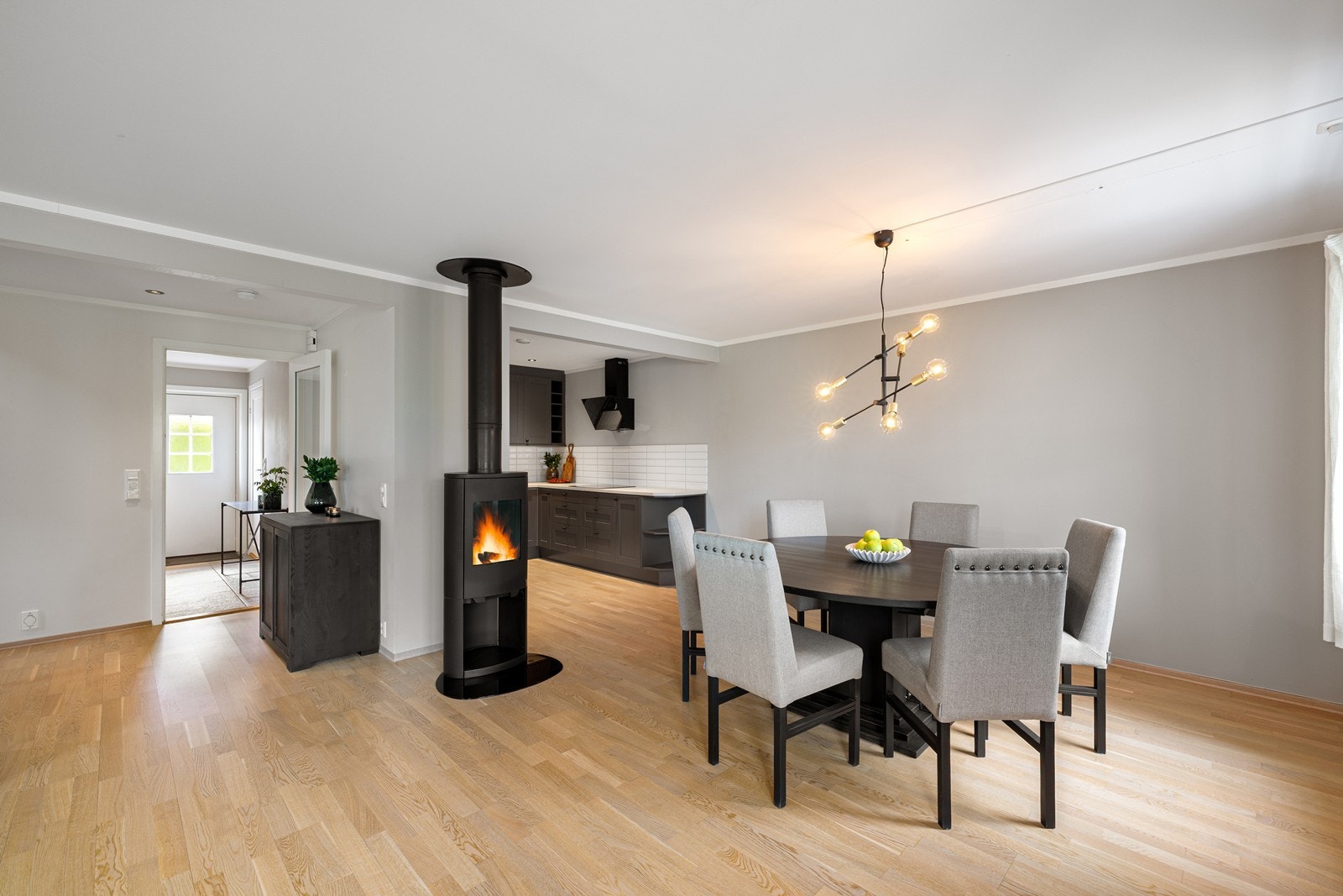 Dette er en lys og innbydende halvpart tomannsbolig med gjennomgående høy standard og praktiske løsninger som passer perfekt for en moderne familie. Galleribilde