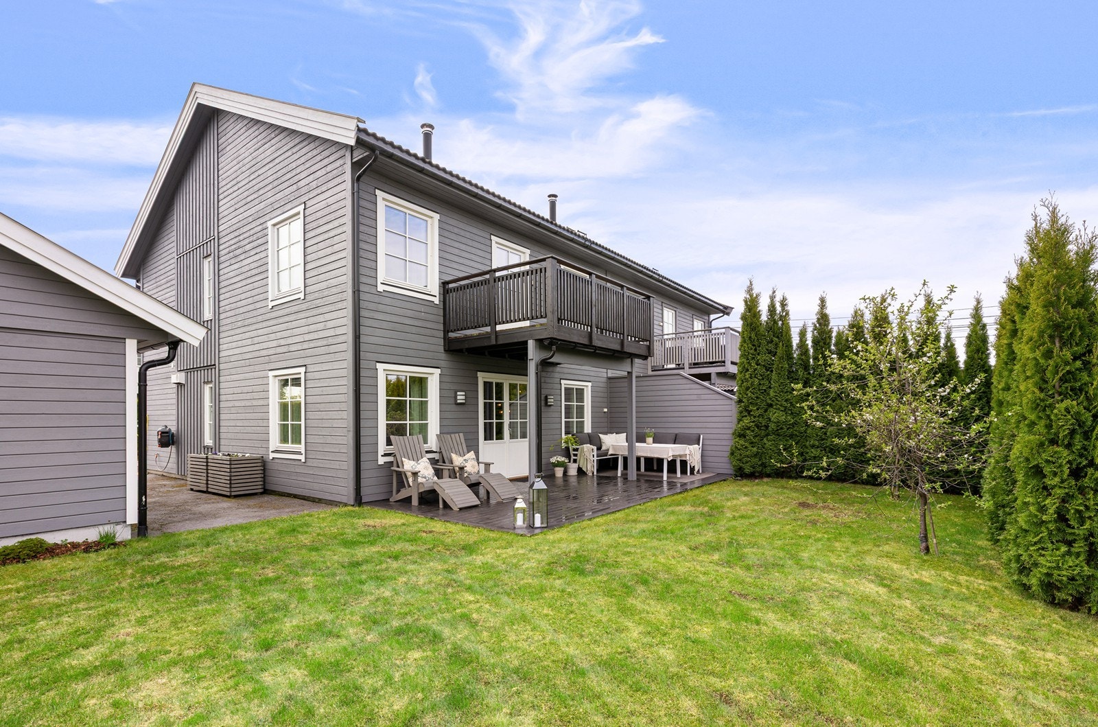 Terrasse på baksiden av huset - flott solrik hage Galleribilde