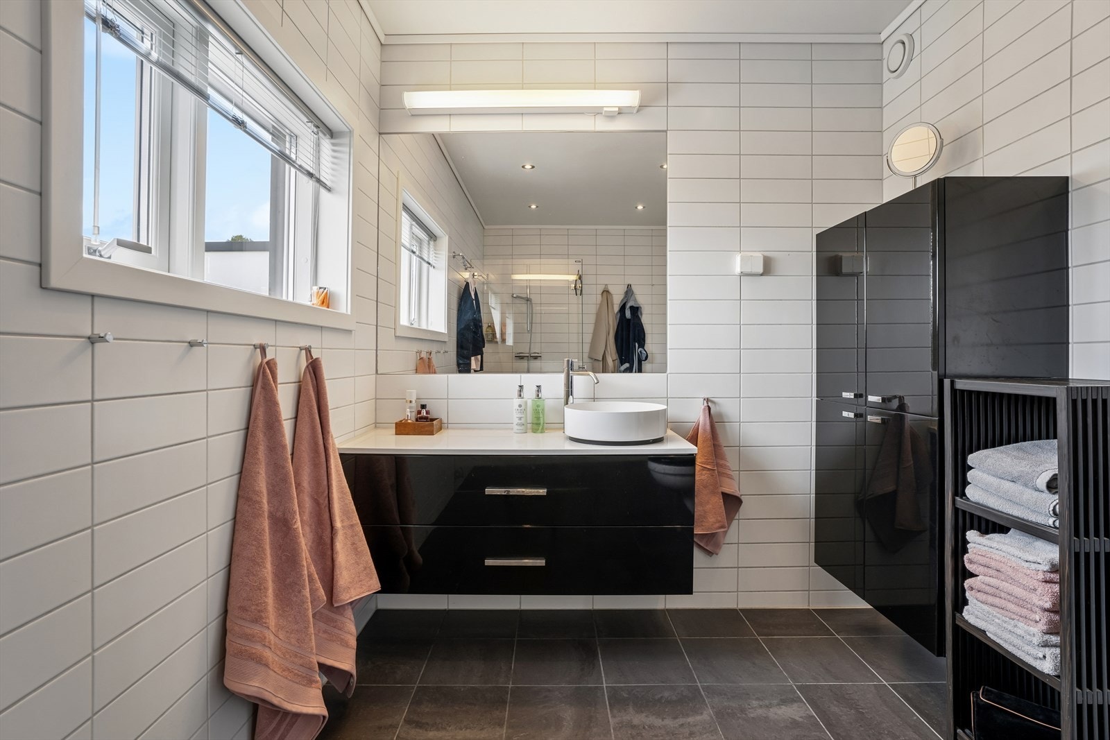 Romslig bad i tredje etasje med flislagte overflater, gulvvarme, downlights og et stort dusjhjørne med glassdører. Galleribilde