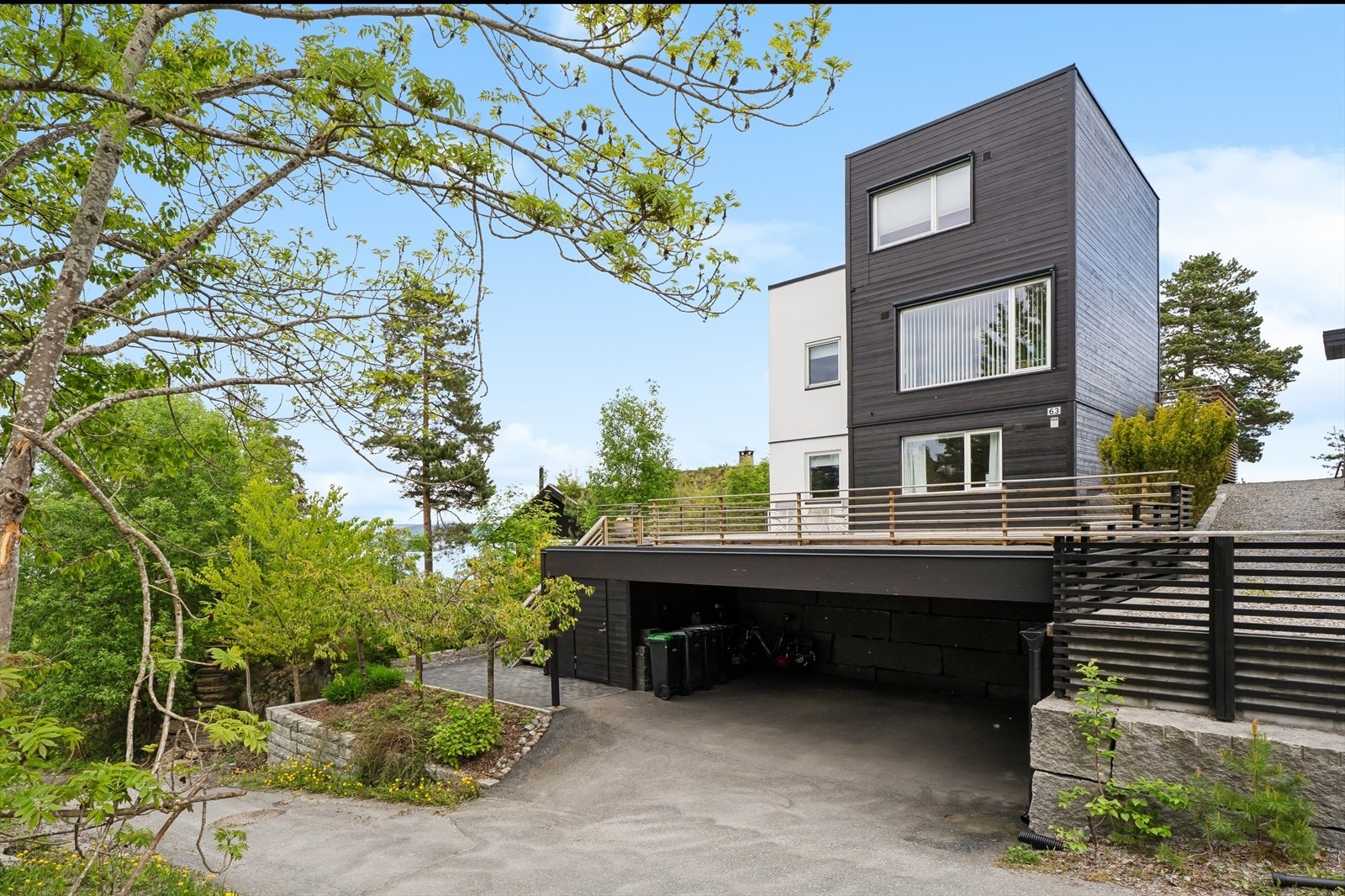 Carport med tilhørende bod gir gode parkerings- og oppbevaringsmuligheter. Galleribilde
