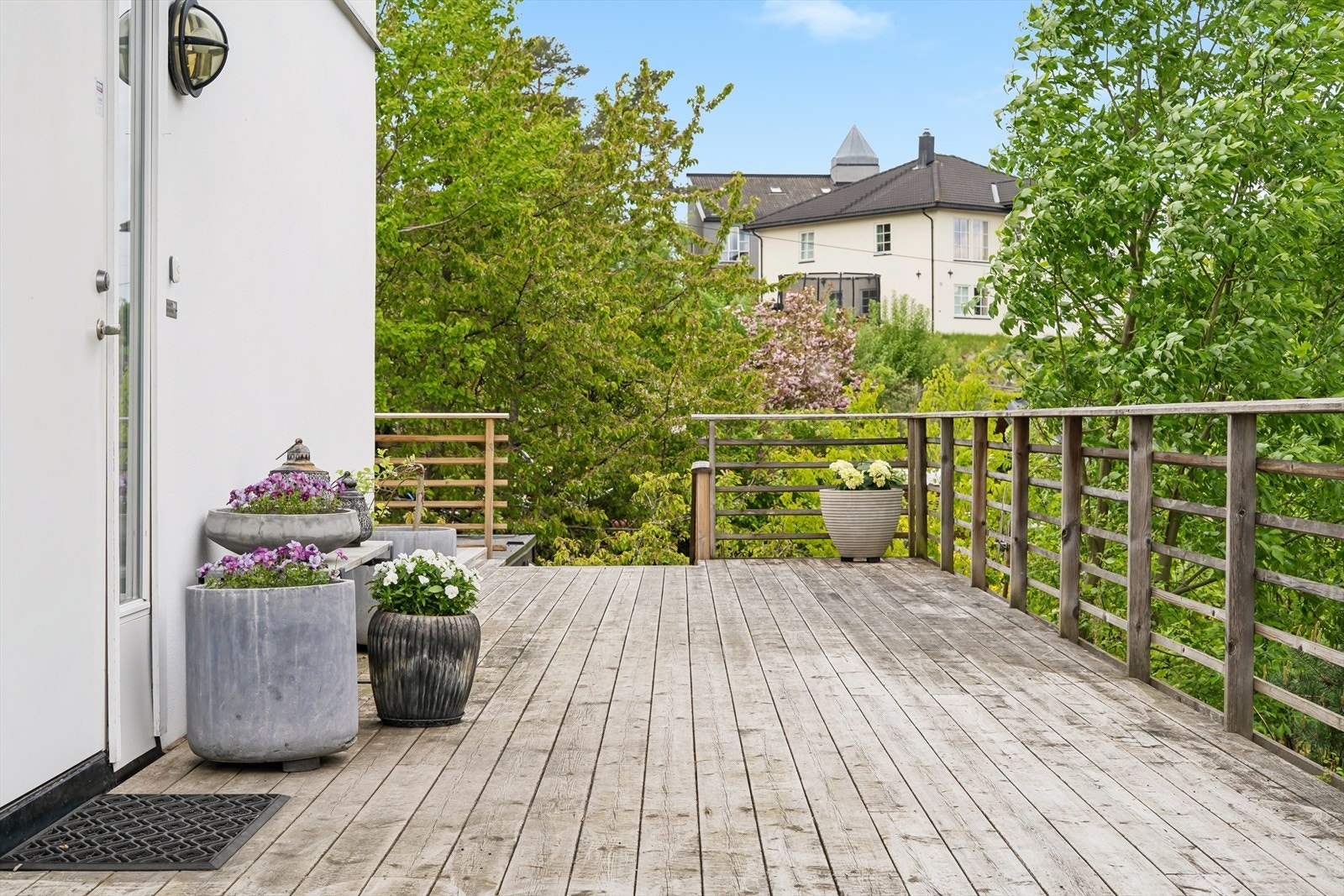 Innbygende entré med terrasse. Galleribilde