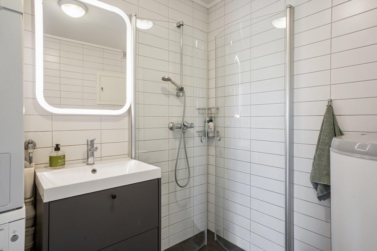 Badet i første etasje fungerer også som vaskerom, med flislagte overflater, gulvvarme og opplegg for vaskemaskin. Galleribilde
