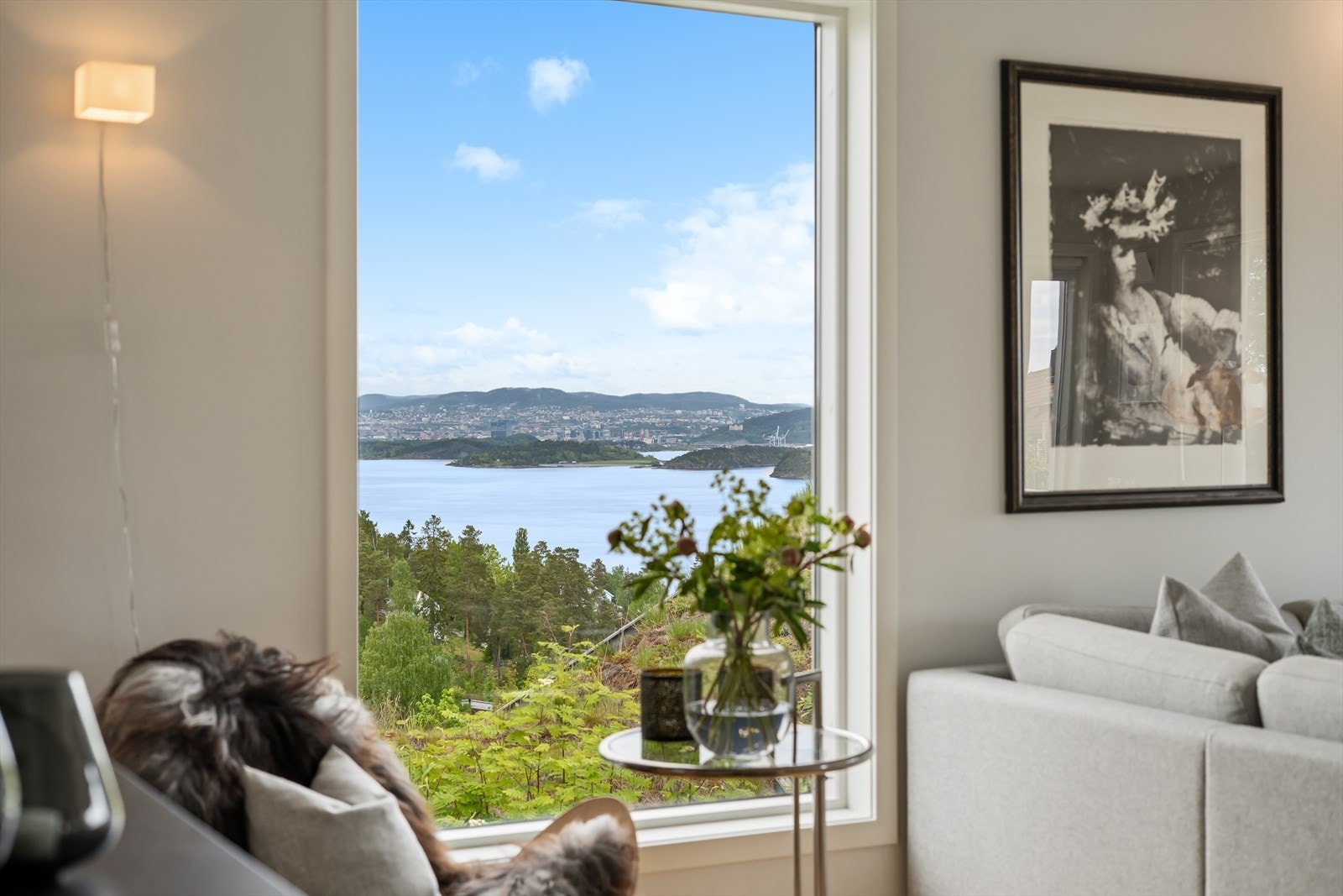 Utsikten blir en levende del av interiøret, med sjøen og landskapet som et stadig skiftende bakteppe. Galleribilde