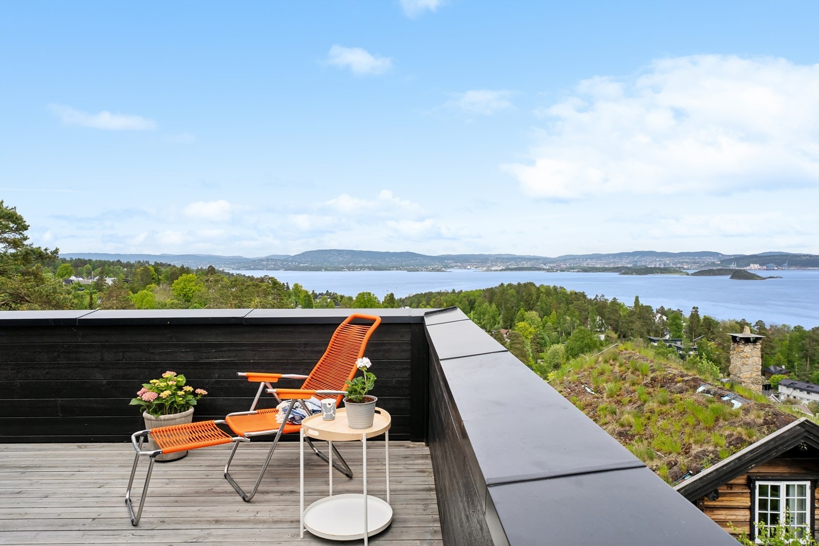 Boligen har en herlig takterrasse som må oppleves - med optimale solforhold og vidstrakt utsikt over sjøen og hele Oslo by. Galleribilde