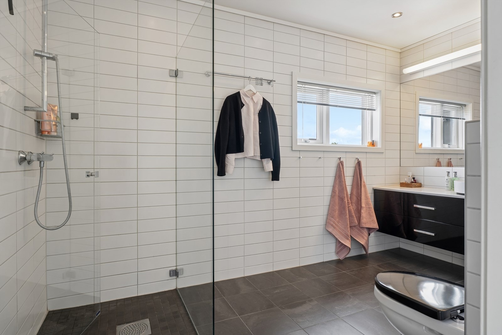 Badet har nyere servant og benkeplate fra 2022. Blandebatteriet i dusjen ble nylig skiftet i 2026. Galleribilde