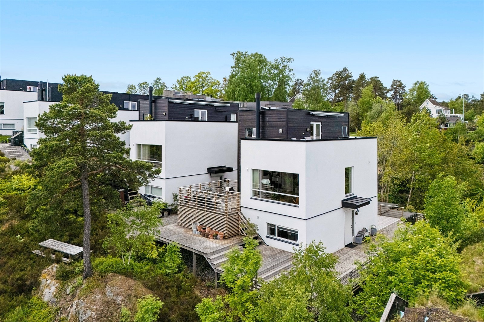 Moderne og lys enebolig fra 2008 med romslige uteplasser, gode solforhold og en fantastisk panoramautsikt. Galleribilde