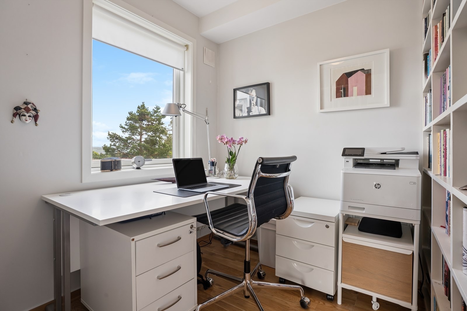 Praktisk hjemmekontor som gir gode arbeidsforhold for både voksne og ungdom i hjemmet. Galleribilde