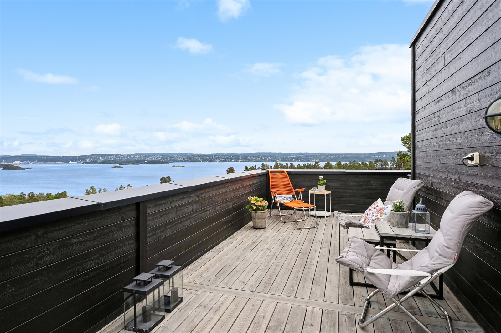 En usjenert og privat uteplass med vidstrakt utsikt over landskapet og fjorden. Galleribilde