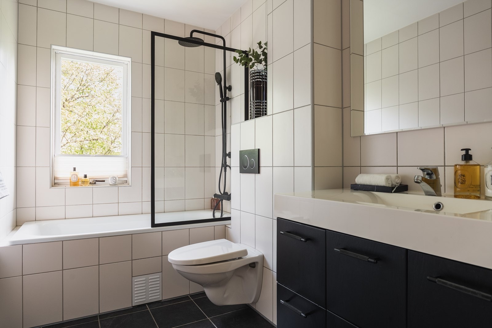 Fint naturlig lys på badet uten innsyn. Galleribilde