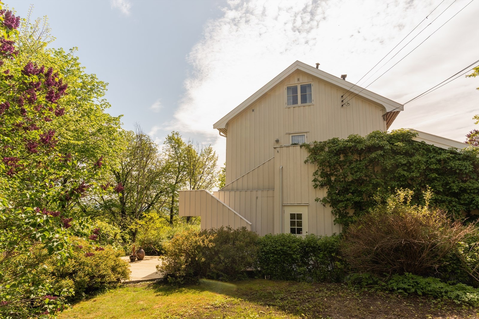 Bakhagen er svært romslig og har flere soner med platting, veranda og hage. God plass til trampoline. Galleribilde