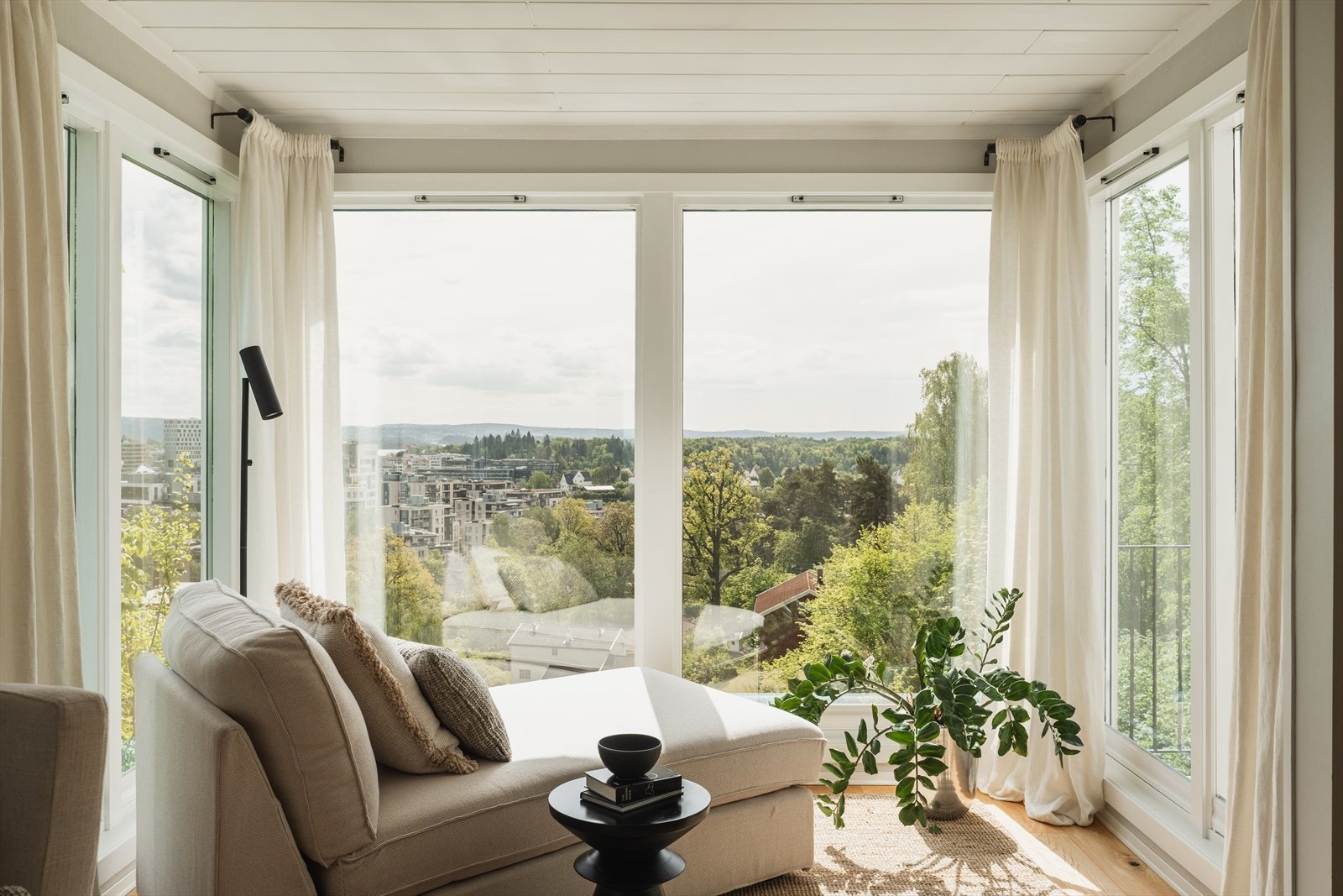 Et stort vindu sørger for masse naturlig lys og fantastisk utsikt. Galleribilde