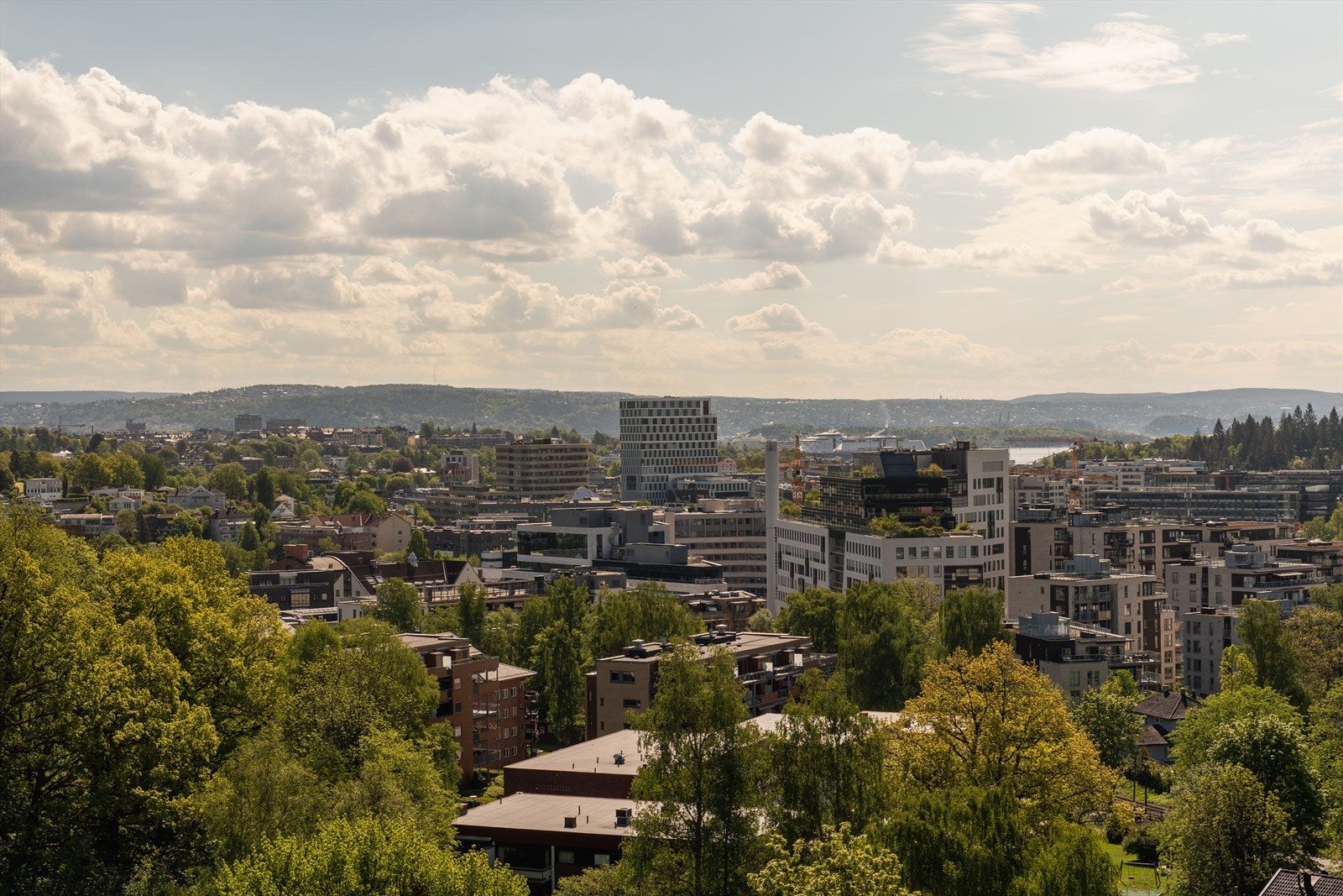 Fra stuen er det flott utsikt over Oslo og Skøyen. Galleribilde