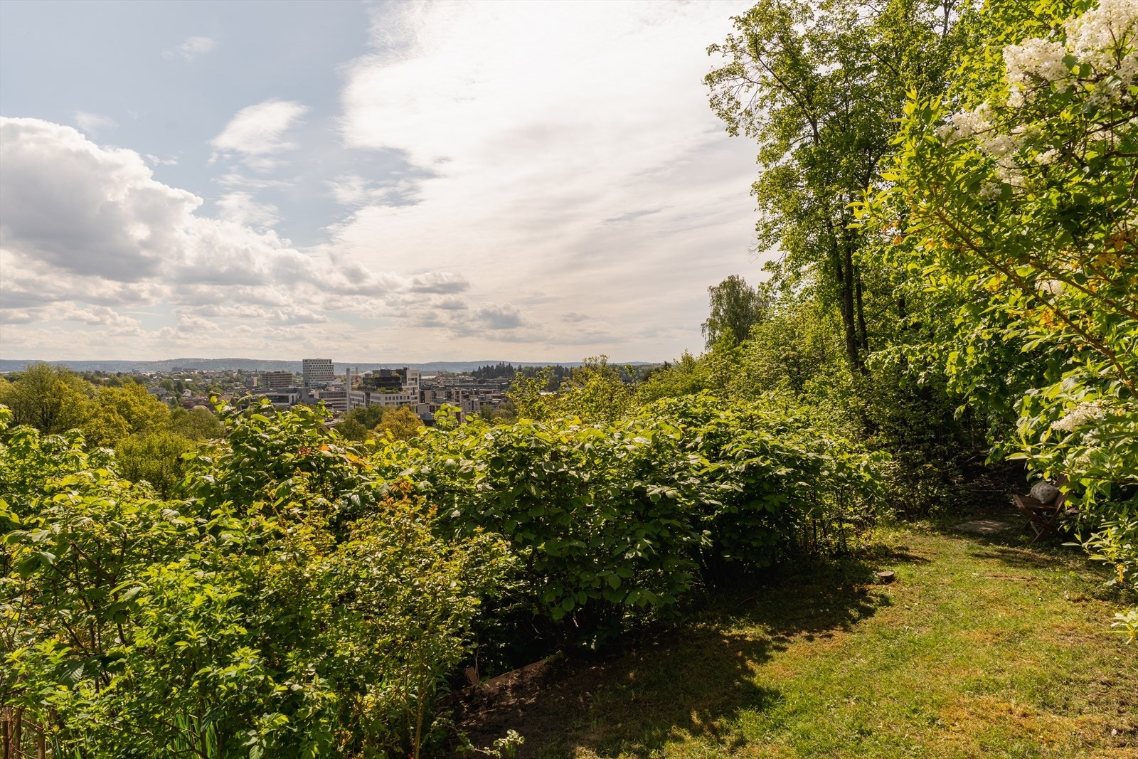 Tomten er på hele 1 848 m², og byr på flere solrike uteområder. Galleribilde
