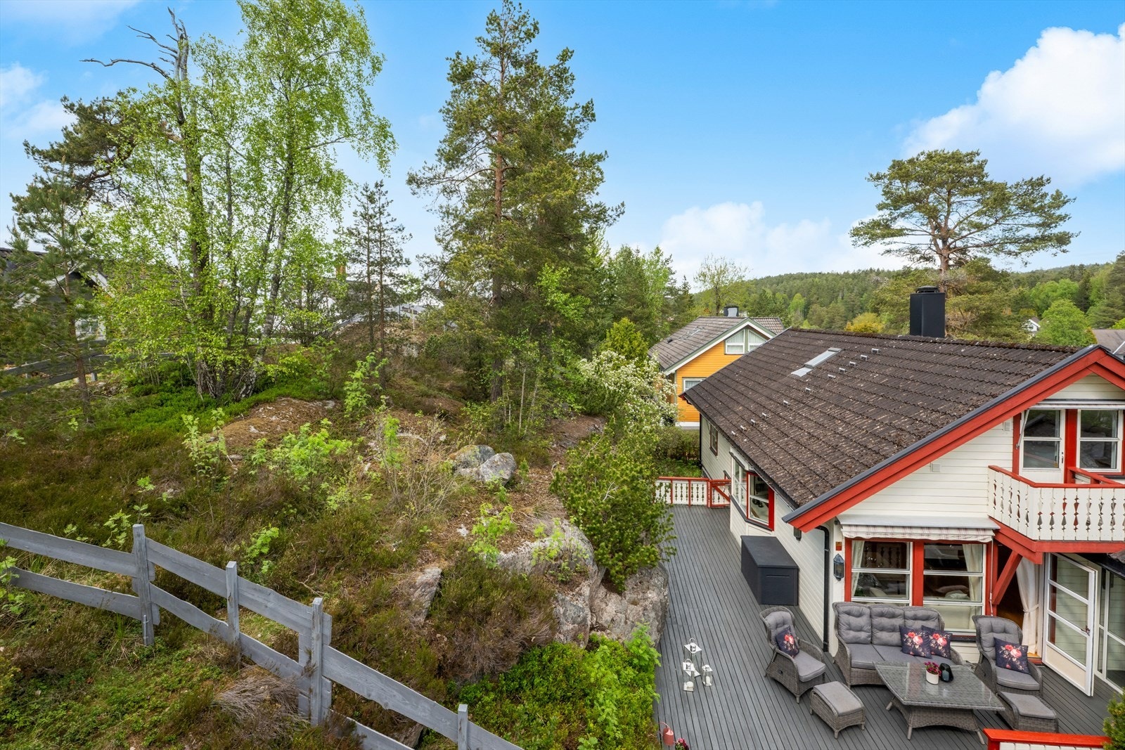 Terrassen leder videre ned til boligens hage med boltreplass for hele familien og et parti på oversiden av huset består av naturtomt. Her er det gode muligheter for den med grønne fingre! Galleribilde