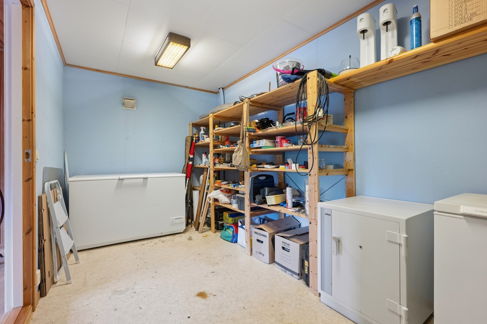 Boligen byr på rikelig med lagringsplass i flere boder i underetasjen, ved inngangspartiet og i garasjen. Galleribilde