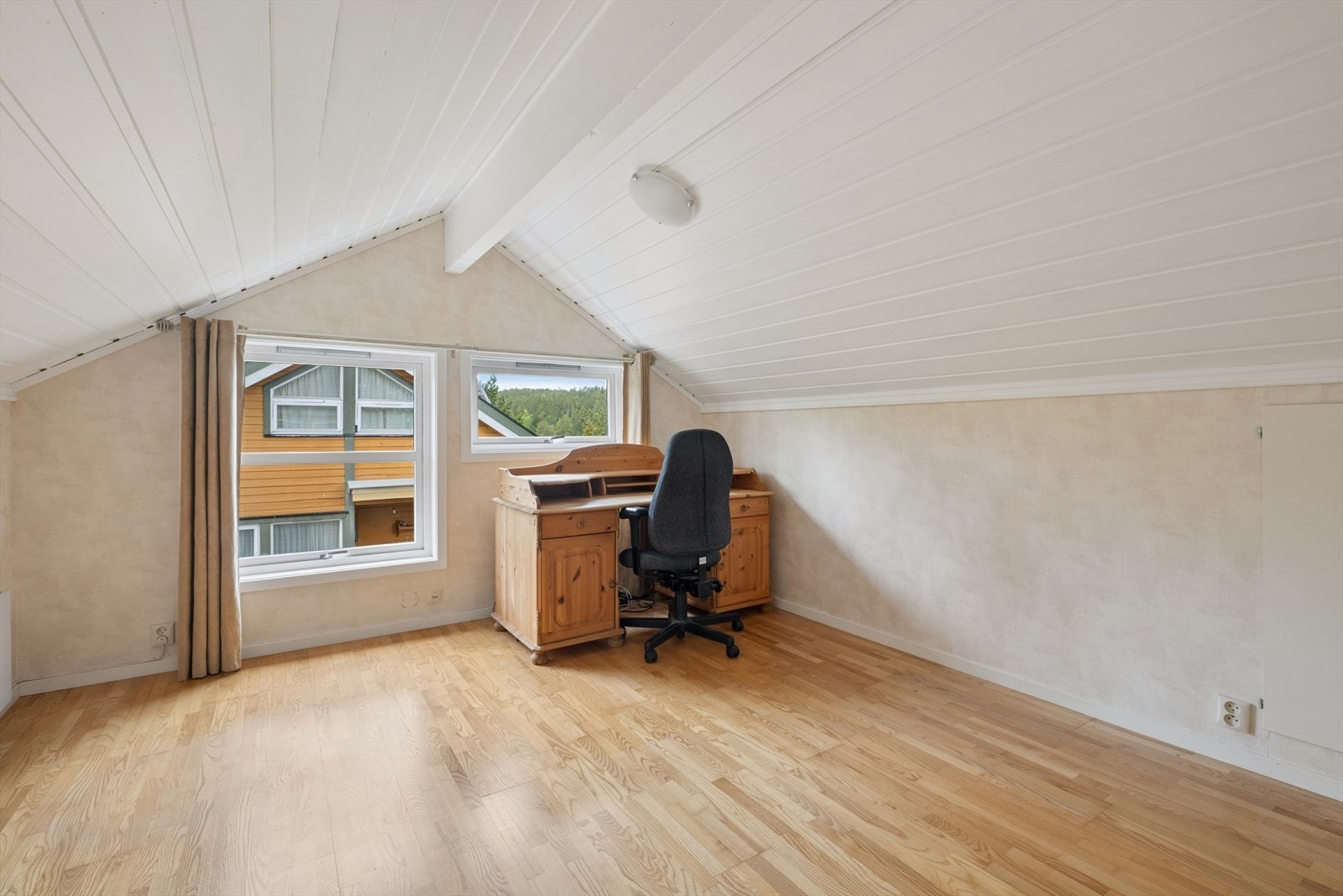 Det andre soverommet i etasjen er også av meget god størrelse og passer ypperlig som gjesterom, barnerom eller kontor. Galleribilde
