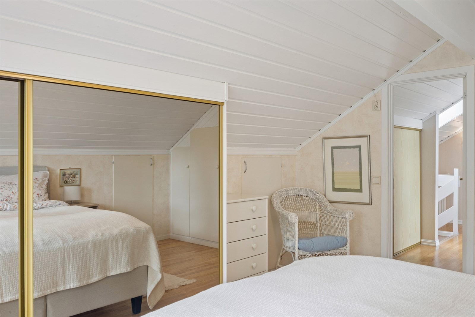 Plassbygget skyvedørsgarderobe med speildører for optimal plassutnyttelse. Galleribilde