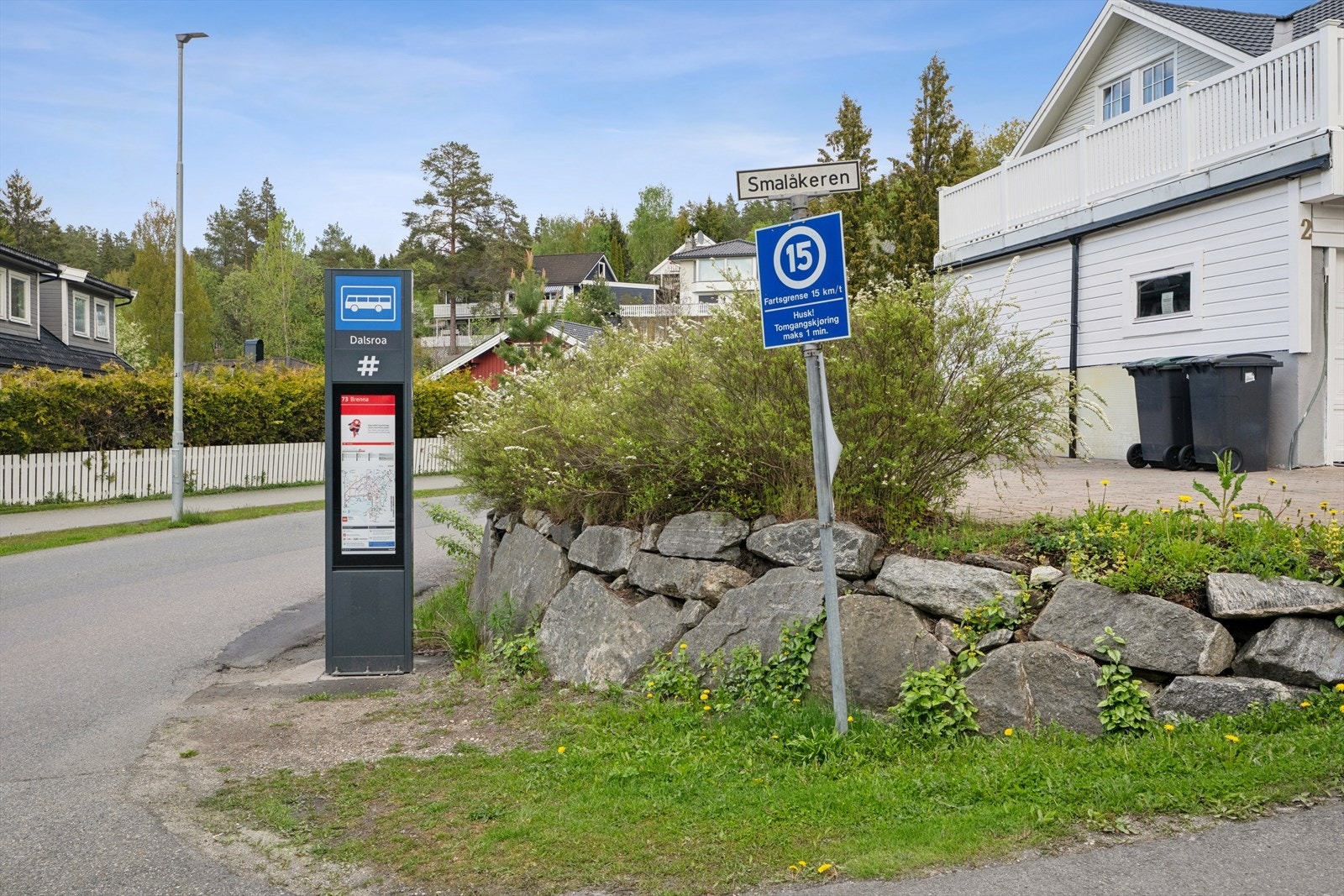 Bussholdeplassen Dalsroa er innen umiddelbar gangavstand ved innkjøringen til Smalåkeren. Herfra går buss 73 Brenna- Holmlia stasjon med avgang ca hvert 15 minutt. Ca 4 min reisetid til Mortensrud hvor du kan ta buss 71, 72, 73, 74, 76 og 70N (Nattbuss). Galleribilde