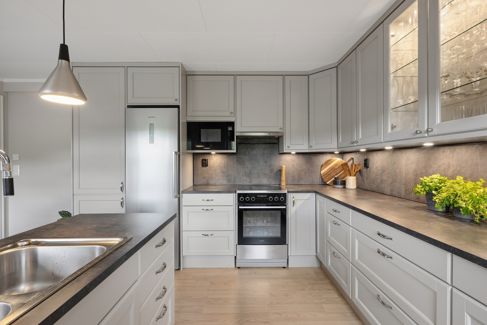 Kjøkkeninnredningen er fra Huseby og var nytt i 2021 med profilerte fronter, laminat benkeplate, nedfelt vask- og skyllekum. Galleribilde