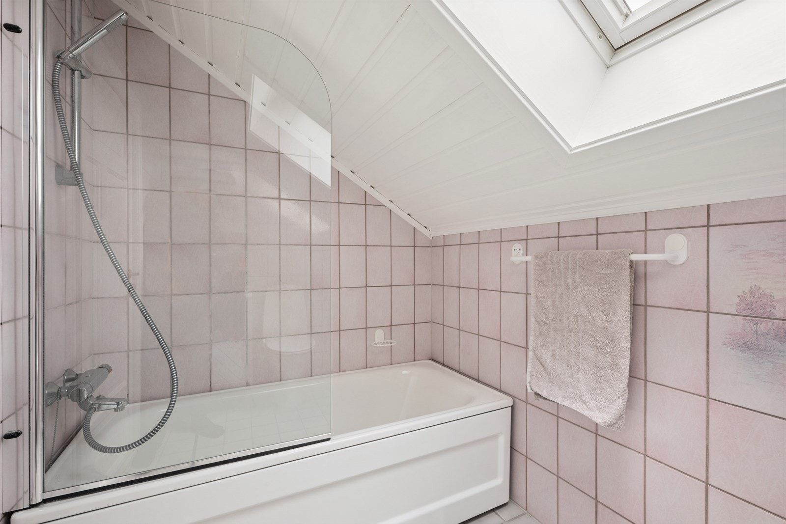 Overflatene består av himling med malt trepanel, vegger og gulv med fliser. Rommet har elektrisk gulvvarme. Galleribilde