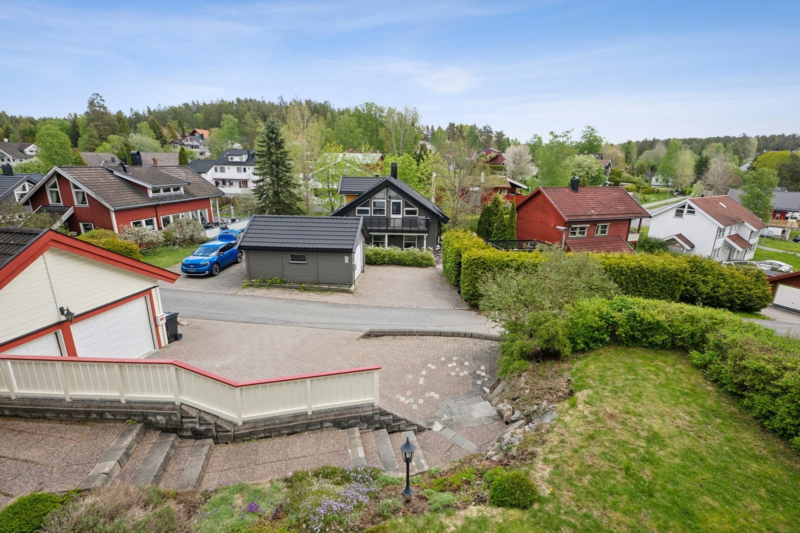 Dobbelgarasje, flere biloppstillingsplasser på tomten og gjesteparkering like ved. Galleribilde