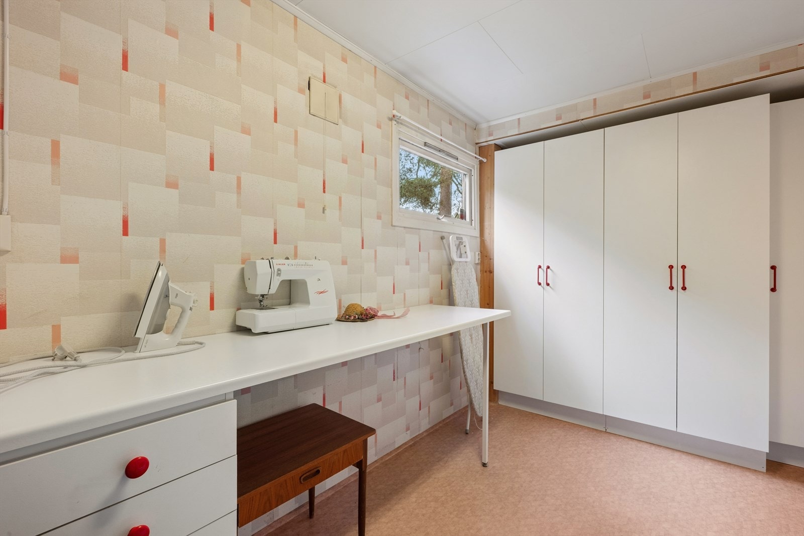 Vaskerommet er av god størrelse, og innredet med skap, benk og vaskekum. Det er opplegg for vaskemaskin og tørketrommel og balansert ventilasjonsanlegg. Galleribilde