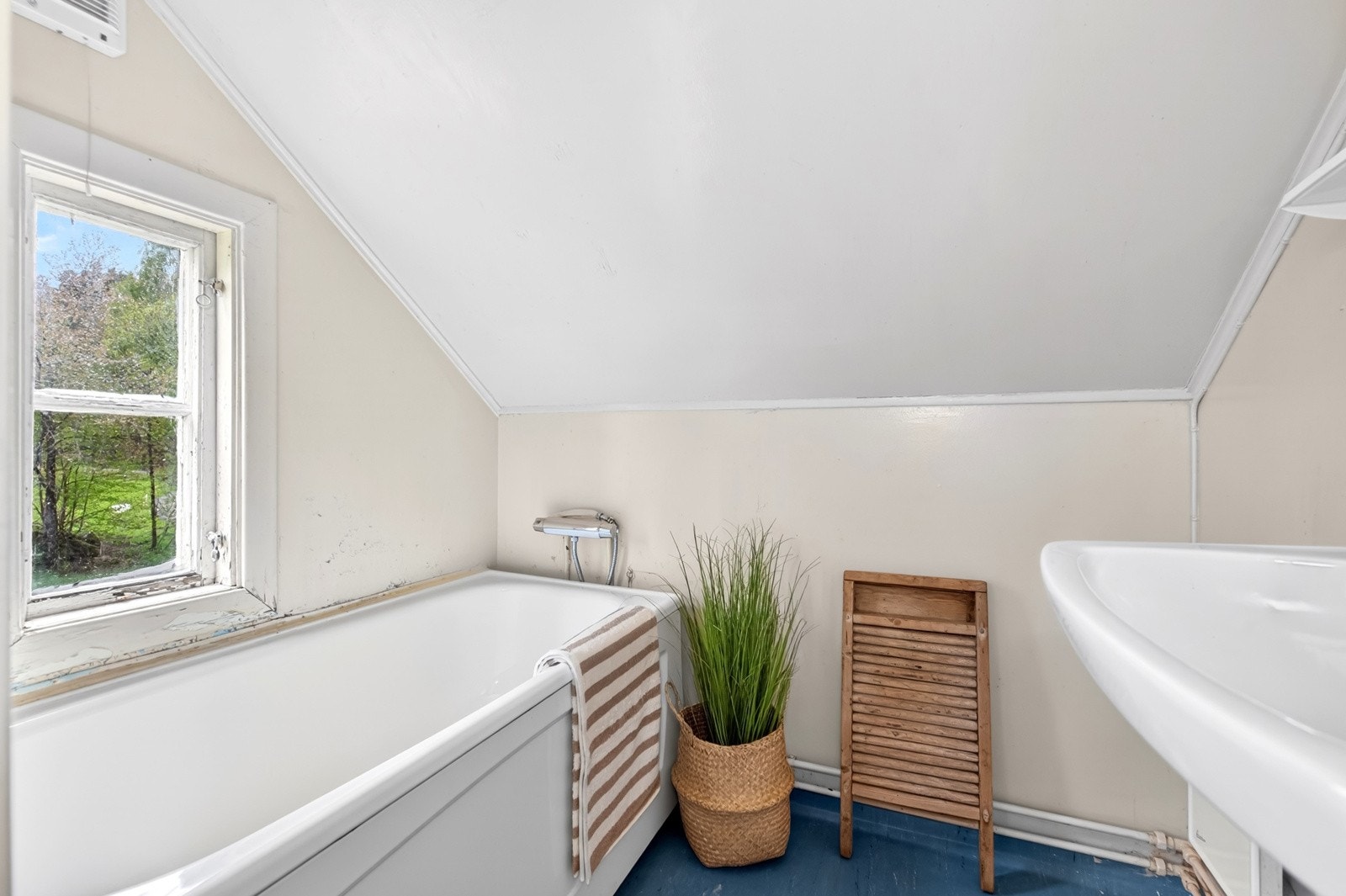 Loftsetasjen har bad med badekar og eget toalettrom. Galleribilde