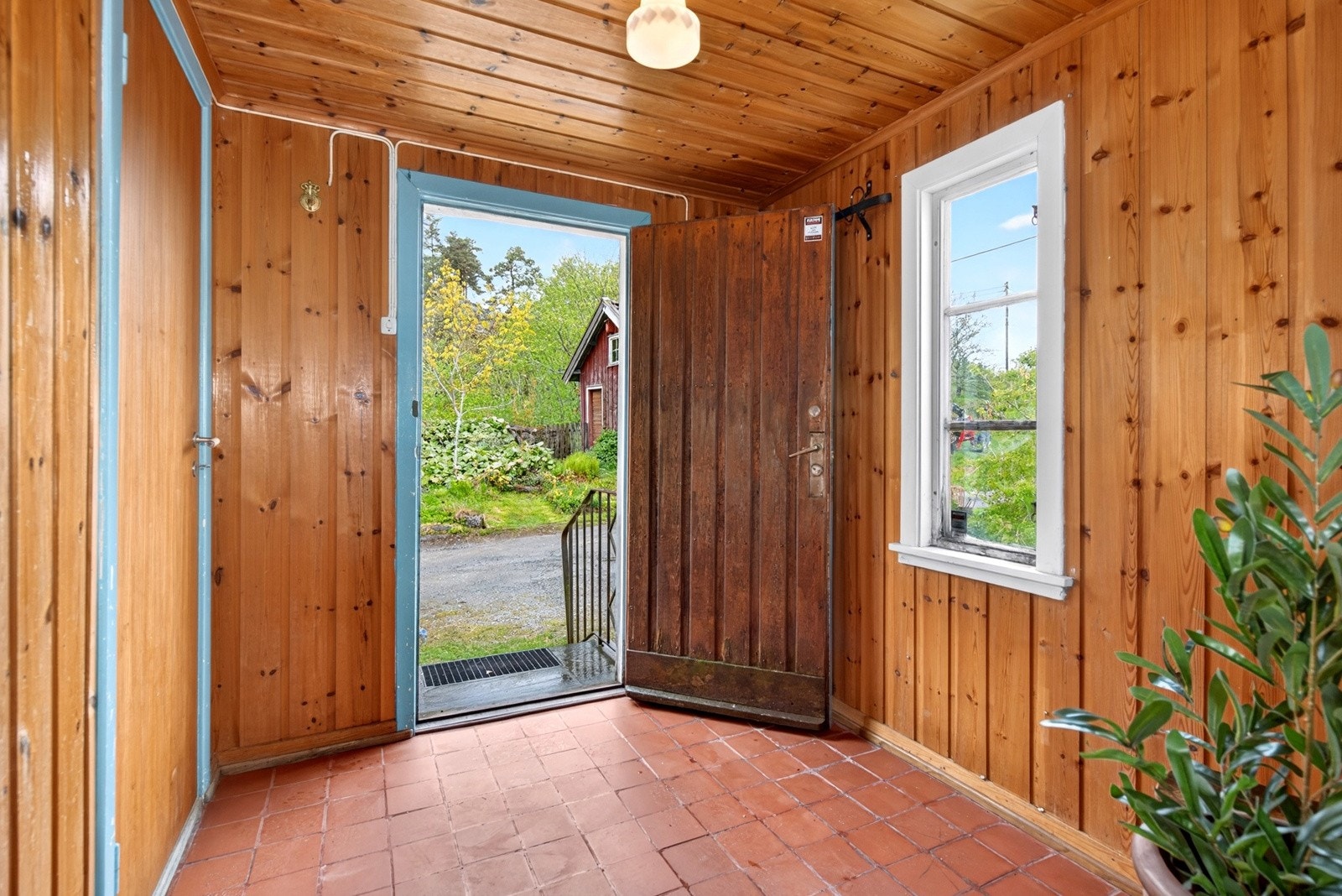 Velkommen inn! Boligen er opprinnelig fra 1875 og fikk tilbygg i 1968 med noe oppgraderinger. Galleribilde