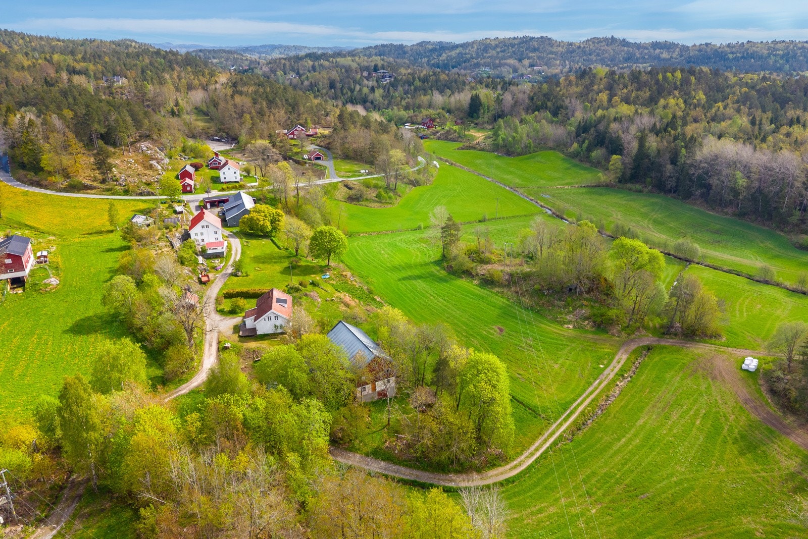 Området er rolig, naturskjønt og frodig i sesong. Galleribilde