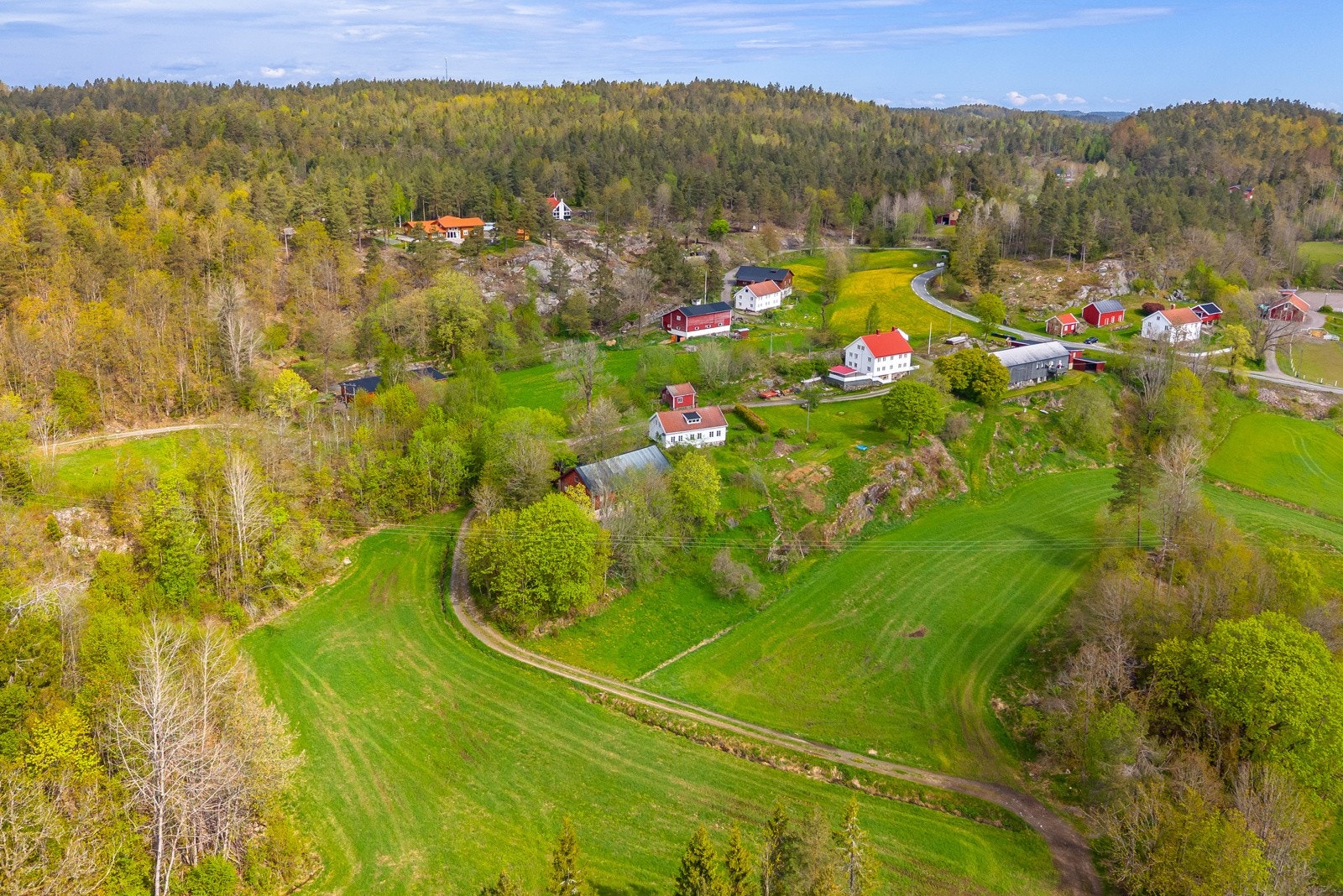 Naturen rett på utsiden av døren, og det er korte avstander til flotte tur- og lysløyper samt til bade- og fiskevann. Galleribilde