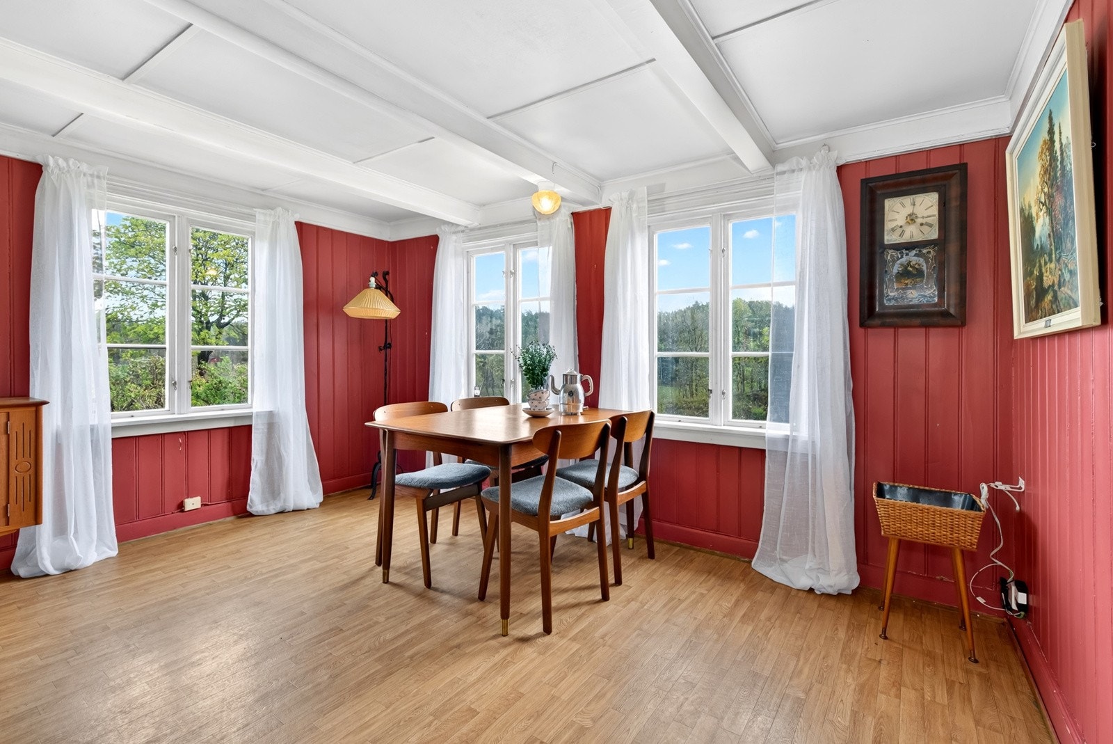 Stuen nærmest kjøkkenet er brukt som spisestue. Her er det også rikelig med naturlig lys og plass til spisebord i stor størrelse. Galleribilde