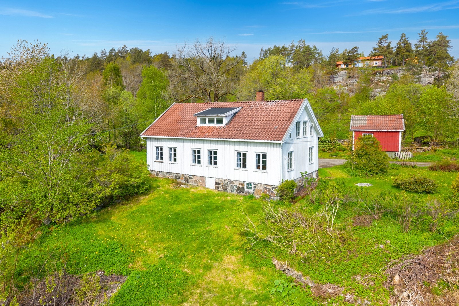 Boligen er på 140 kvm og har tilhørende uthus/låve, stabbur, og garasje. Galleribilde