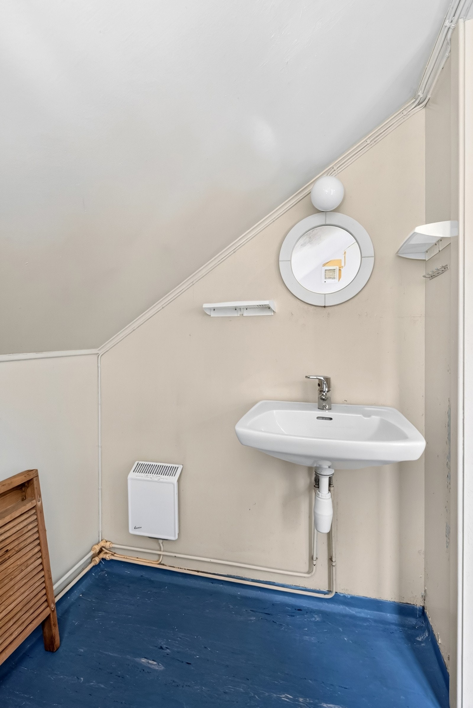 Enkel vask på vegg på badet i loftsetasjen. Galleribilde