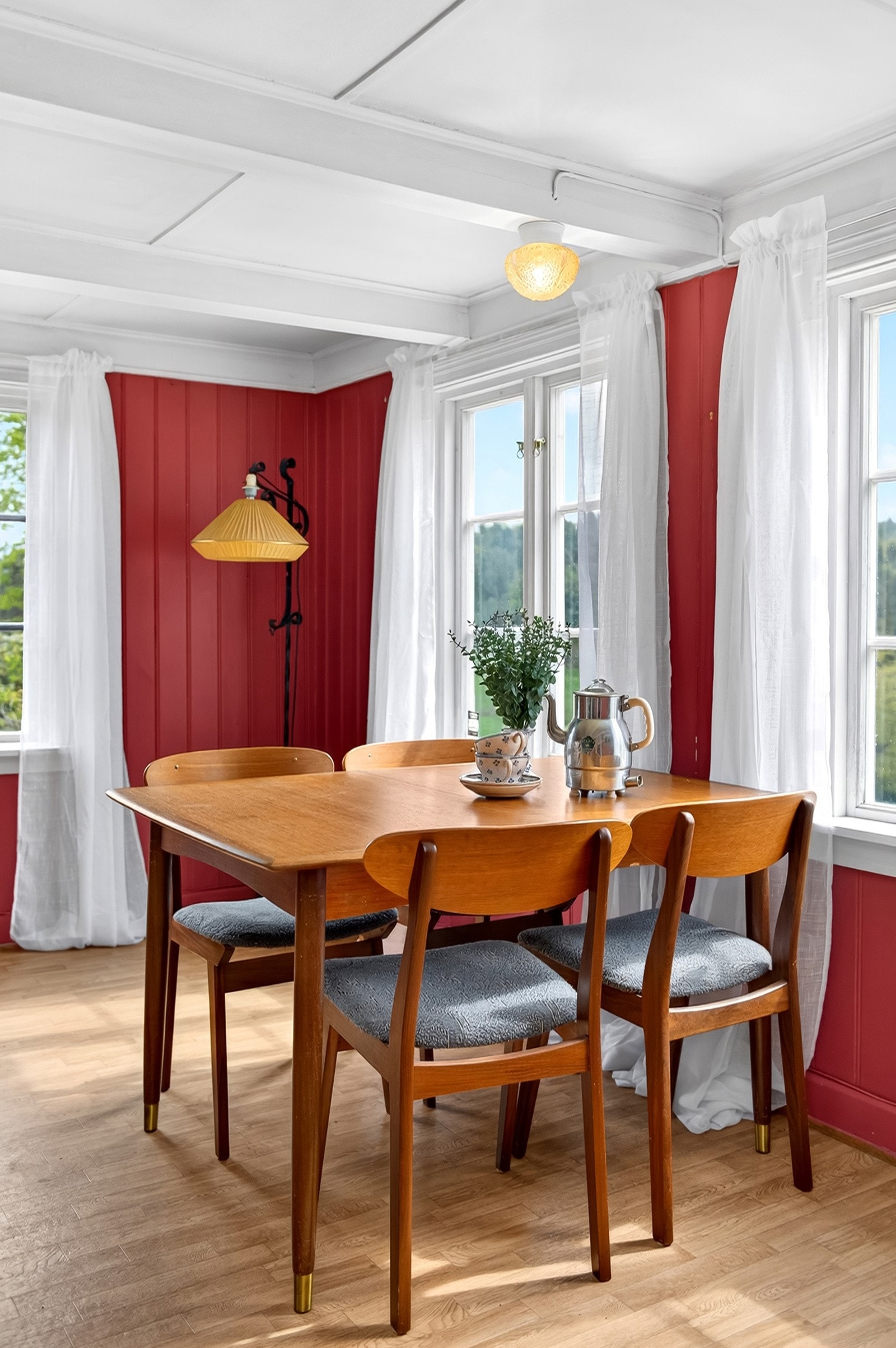 Et godt sted for ett måltid - både til hverdags og i hyggelig lag, med nydelig utsyn fra vinduene. Galleribilde