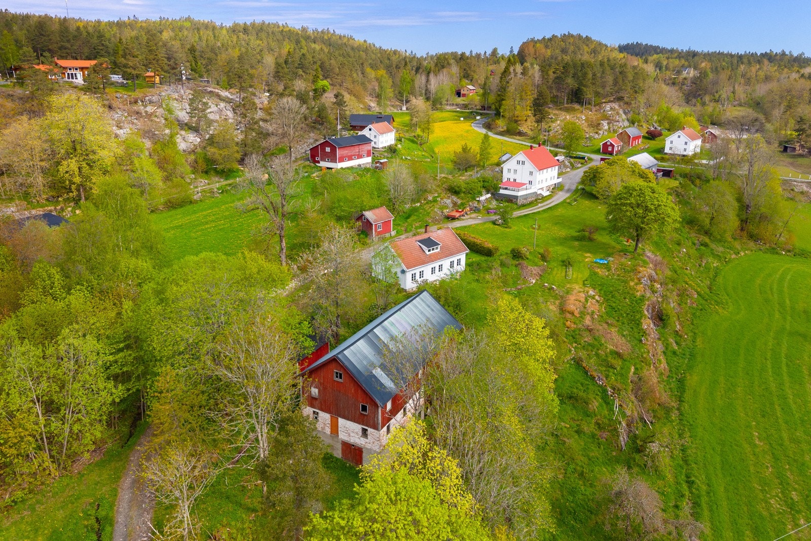 Her bor du usjenert men allikevel med kort vei til gode naboer - og bare en liten kjøretur fra Arendal og byens fasiliteter. Galleribilde