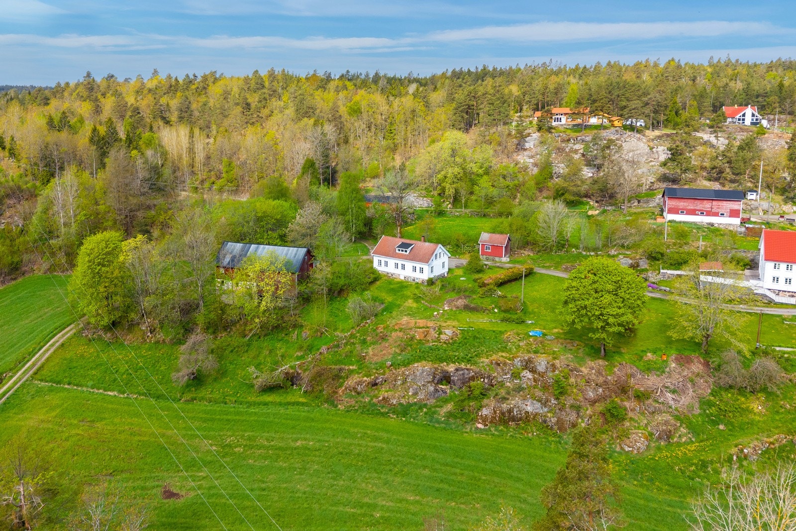 Eiendommen er på 4397 kvm og ligger som siste eiendommen på veien. Her er det ingen gjennomkjøring. Galleribilde