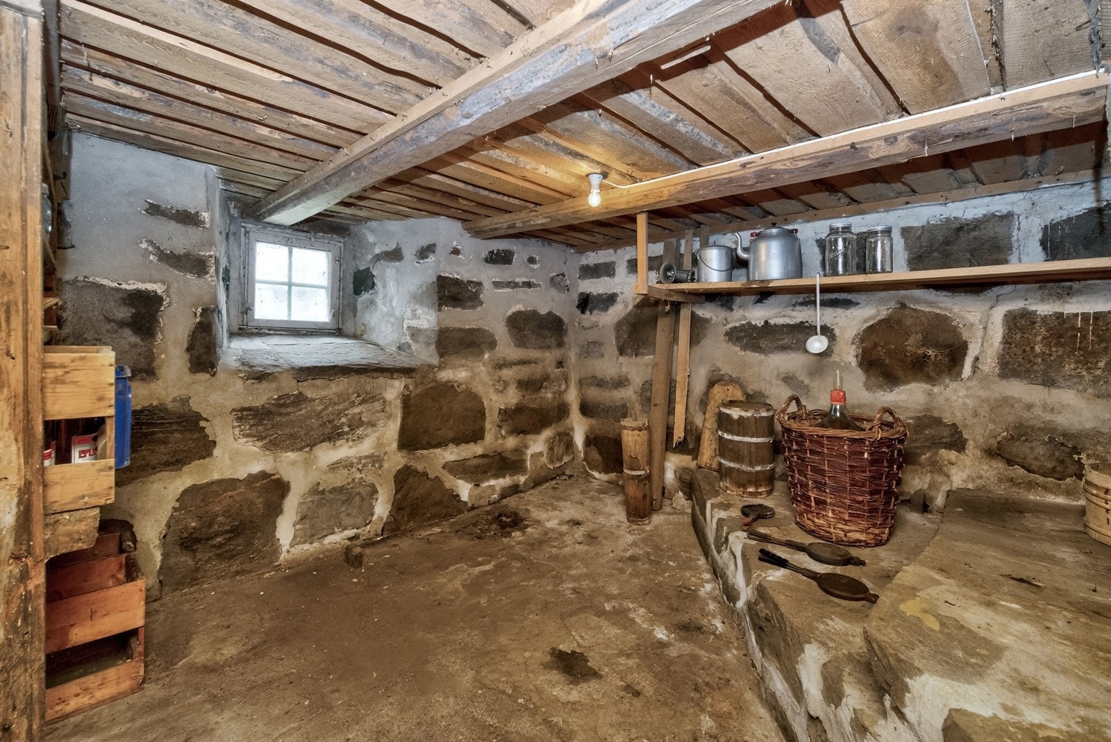 Spiskammer under kjøkken. Galleribilde