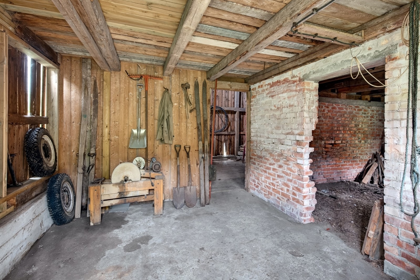 Kjekkeretasjen til uthuset/låven er også innredet med flere rom til hvert sitt bruk. Galleribilde
