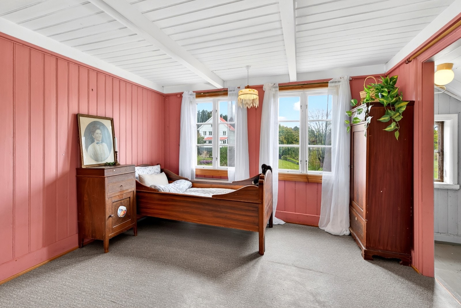 Rommet er i god størrelse og har kott på innsiden. Galleribilde