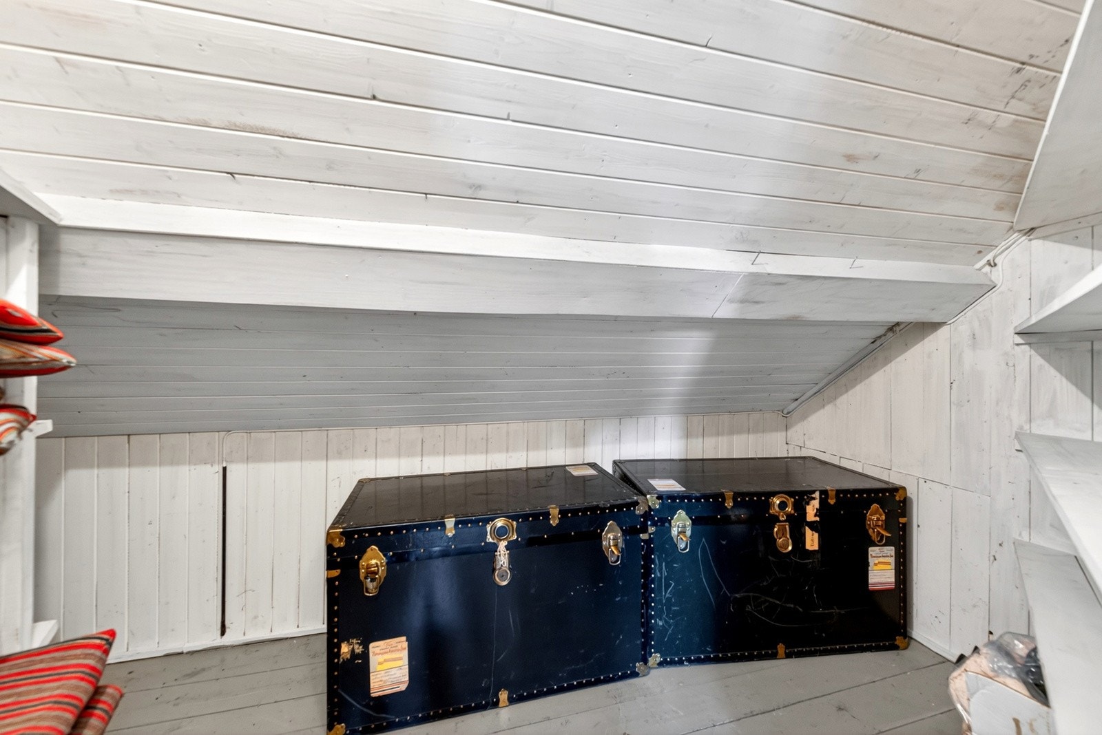 Kott med adkomst fra gangen. Galleribilde