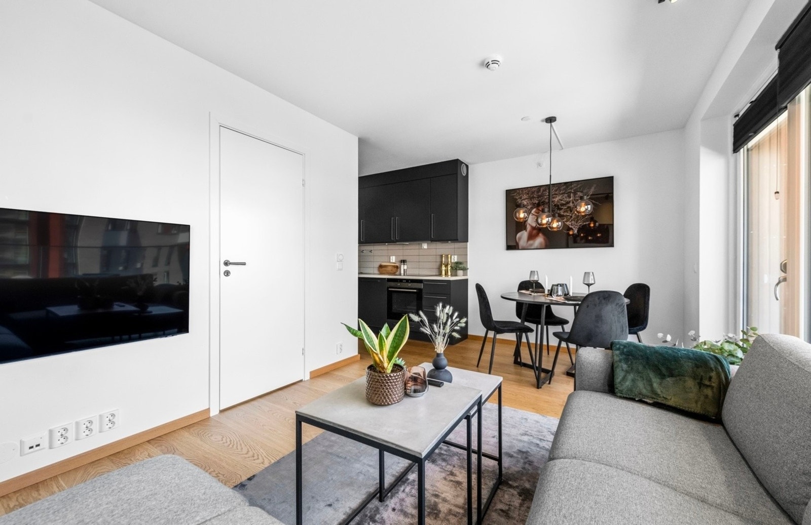 Fra stuen kommer man inn på soverommet Galleribilde