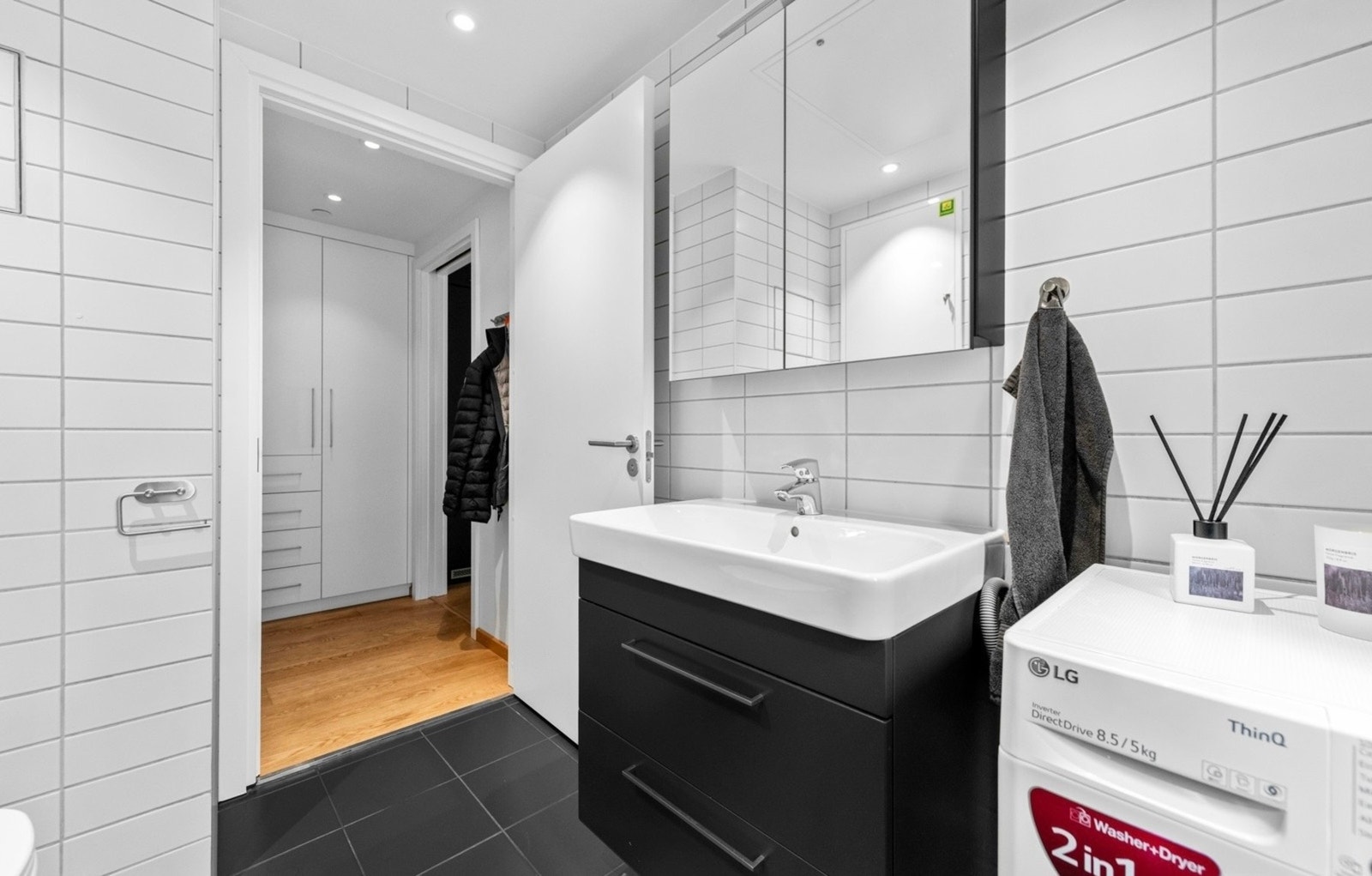 Varme er lagt i gulvet, og badet har downlights, vegghengt toalett og opplegg for vaskemaskin Galleribilde