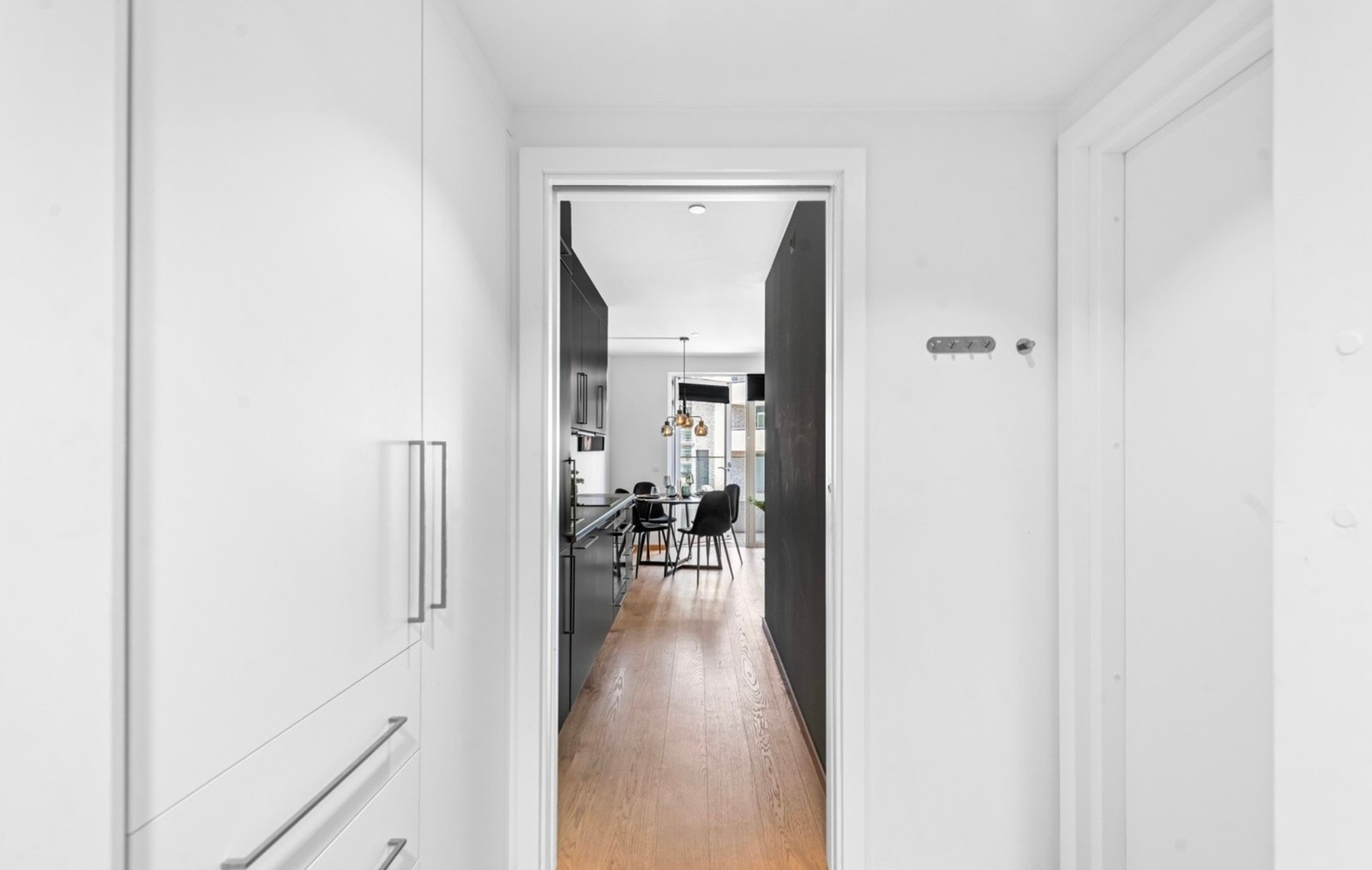 Entreen har downlights i taket, og plassen er godt utnyttet med et innebygd garderobeskap i hvit utførelse Galleribilde