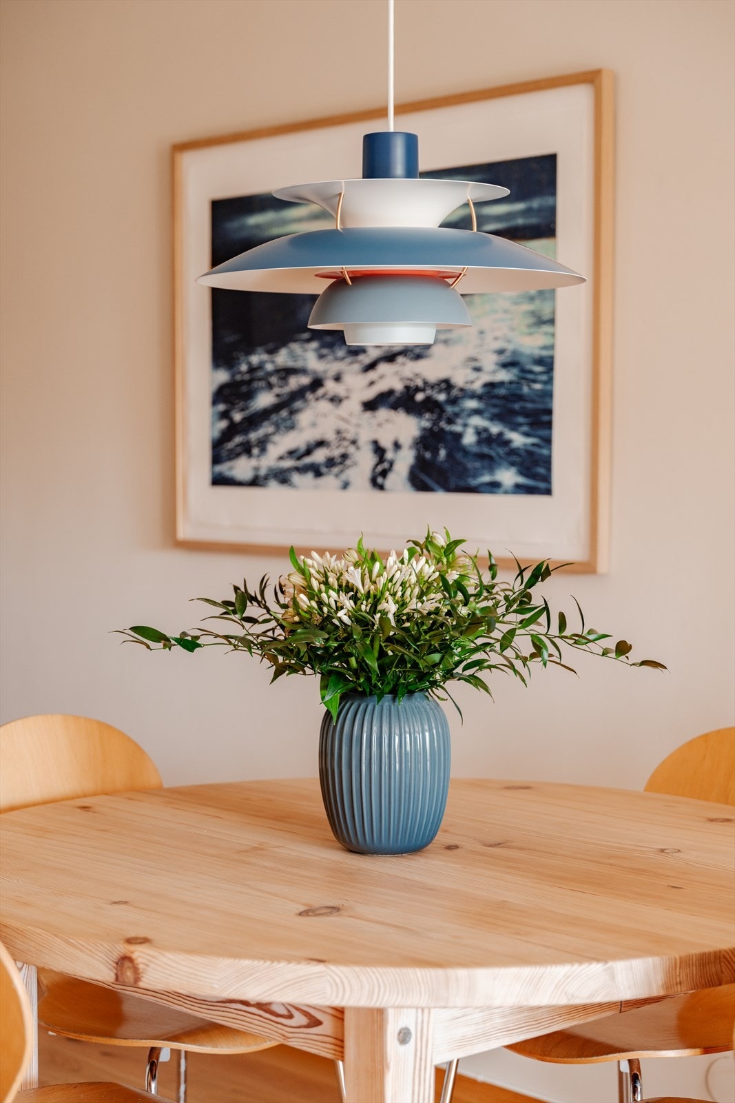 Man kan nyte varmen fra vedovnen både fra spiseplassen og sofagruppen. Galleribilde