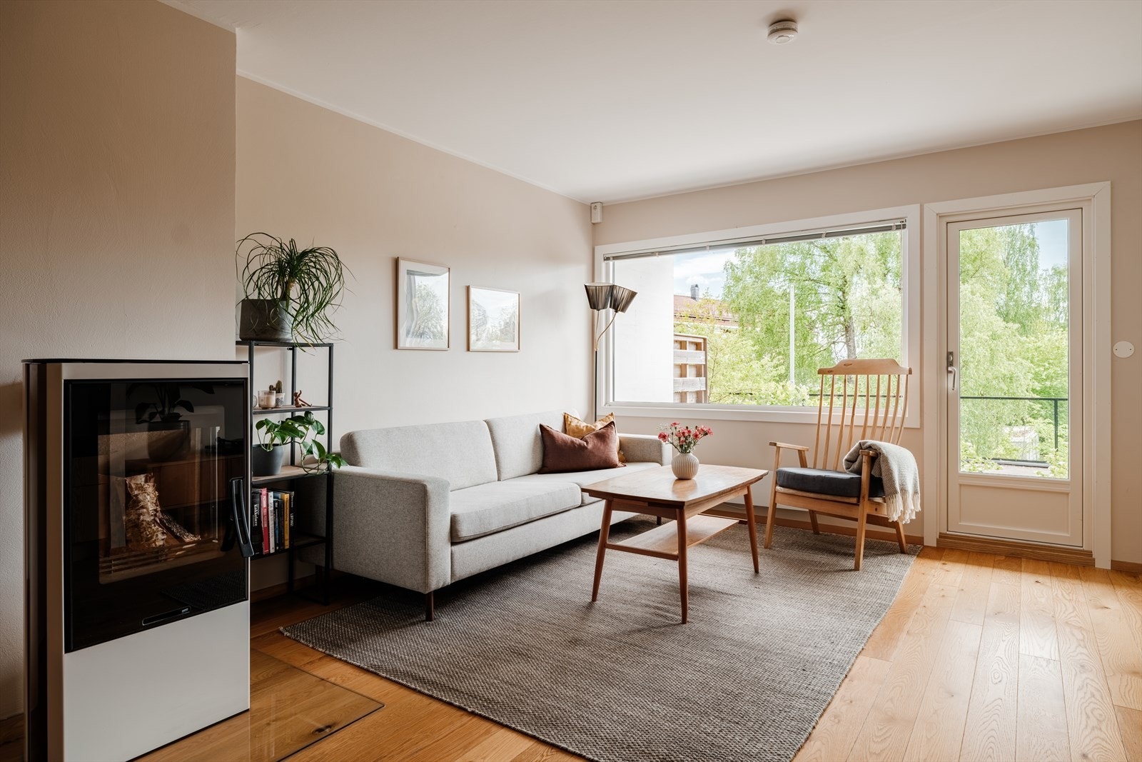 I den andre enden av oppholdsrommet har man naturlig plass til stor sofagruppe og TV-benk. Galleribilde