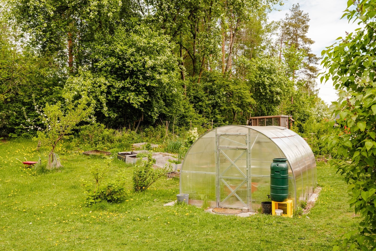 Enkel adkomst til særdeles hyggelige og barnevennlige uteområder. Borettslaget har felles drivhus, hønsehus, vedfyrt pizzaovn og plantekasser ved Gaustadveien 12. Galleribilde