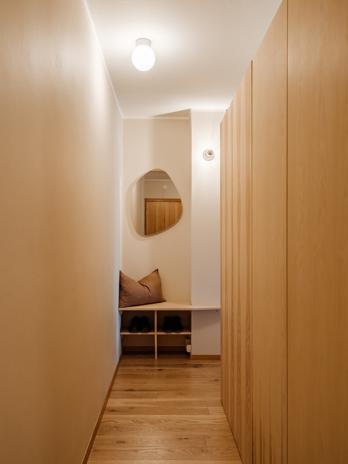 Meget praktisk gang med walk-in-closet. Dette gir gode lagringsmuligheter, uten at det går på bekostning av det estetiske. Galleribilde