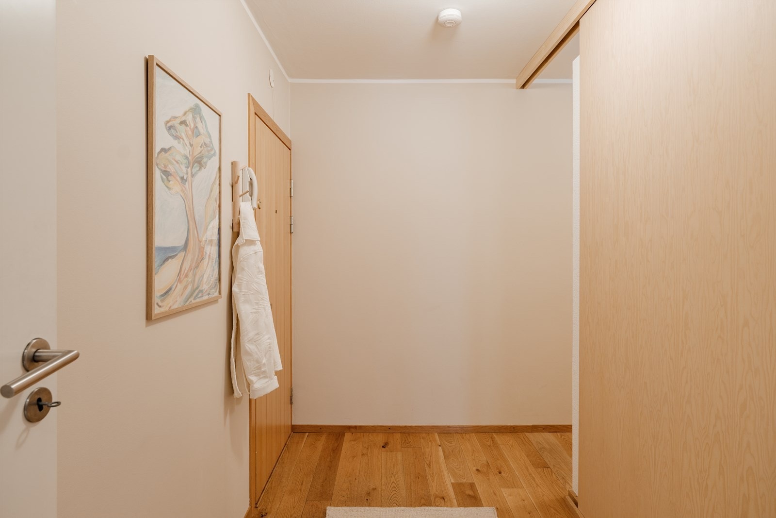 Det er enkel adkomst til boligen, kun en trapp ned. Eventuelt kan man gå inn via markterrassen. Galleribilde