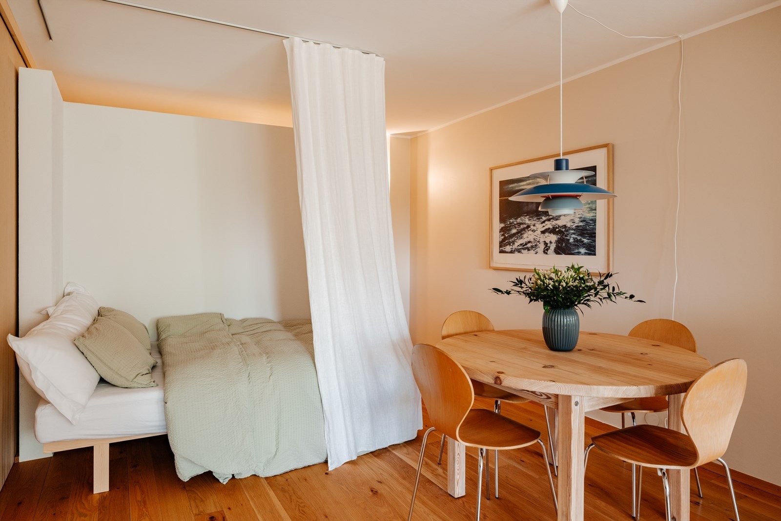I tillegg er det montert gardinskinne i tak rundt sengen som gjør at man kan gjøre sengen mer privat ved gjester. En estetisk pen, men også meget praktisk løsning. Galleribilde