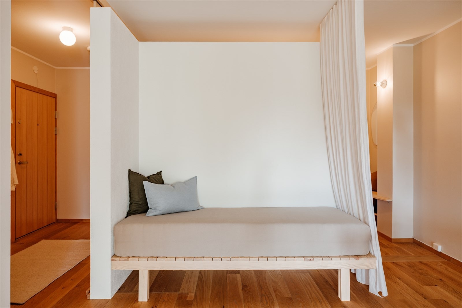 Det er plassbygget en seng som kan trekkes ut til dobbeltseng ved behov, ellers fungerer den godt som en daybed. Galleribilde